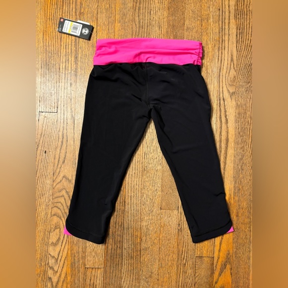 NWT Under Armour Capri Heat Gear Leggings - Picture 3 of 9